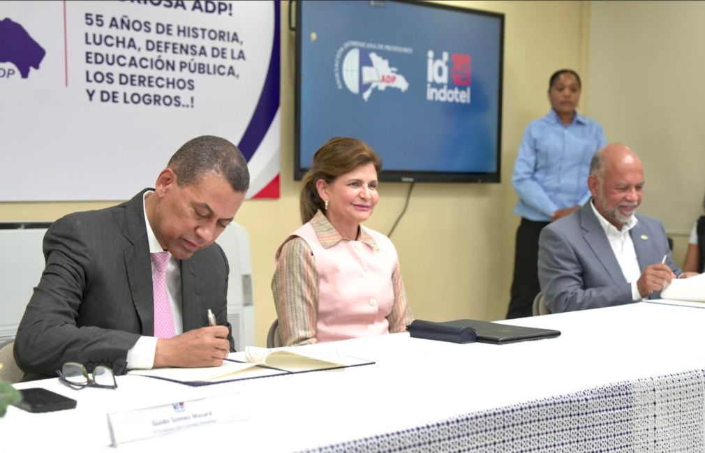 En la firma del convenio participaron Guido Gómez Mazara, presidente del Indotel, Raquel Peña, vicepresidenta de la República y presidenta del Gabinete de Educación y Eduardo Hidalgo, presidente de la ADP.