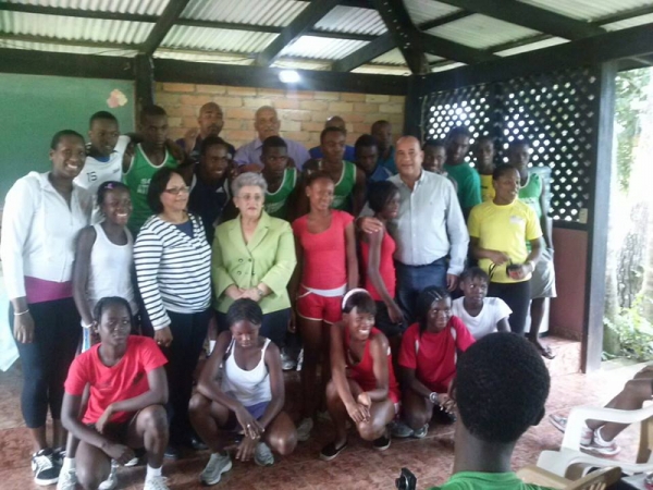 Parte de los 100 jóvenes que comenzaron un campamento de verano en atletismo, iniciado ayer por los ministerios de Deportes y Medio Ambiente. 