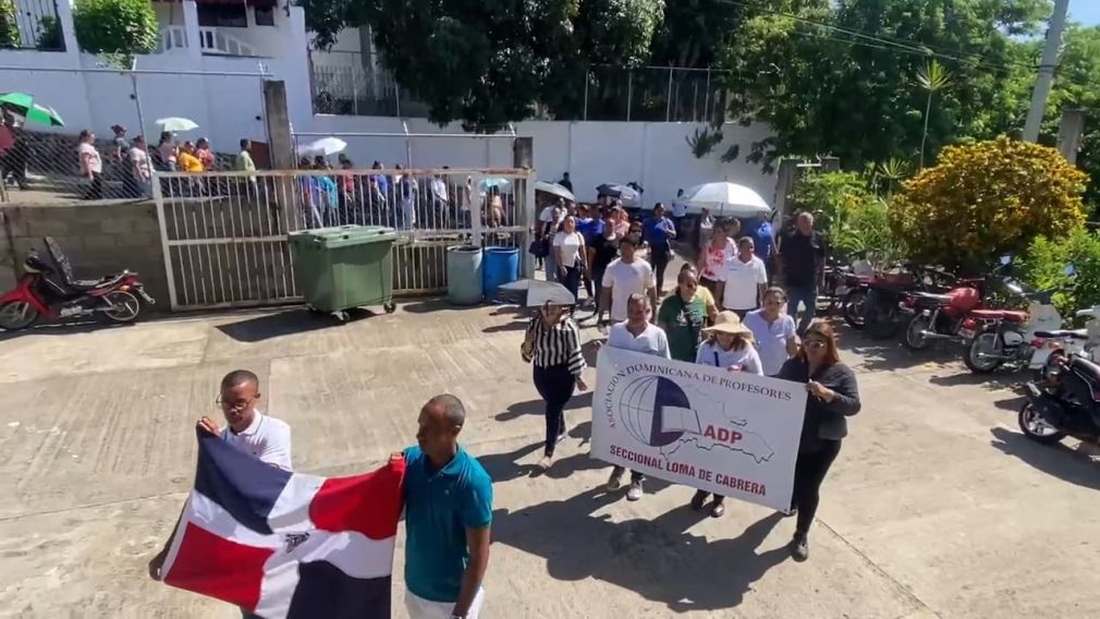 ADP marcha en Loma de Cabrera en reclamo de recursos descentralizados y funcionamiento del servicio TRAE.