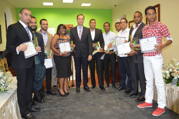 Alcaldía y Concejo Edilicio entregan premios Cristobal Merette a diez jóvenes meritorios