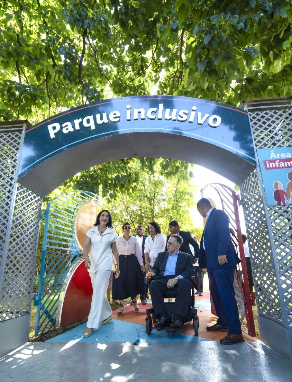 El Parque Infantil Inclusivo de Rehabilitación, financiado con los fondos del Sorteo Navideño, abre sus puertas como un símbolo de equidad, accesibilidad y amor por la infancia, un legado que honra la memoria de su fundadora Mary Pérez Marranzini.