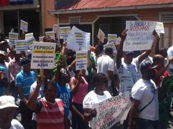 Agricultores marchan nueva vez por las calles de Azua: