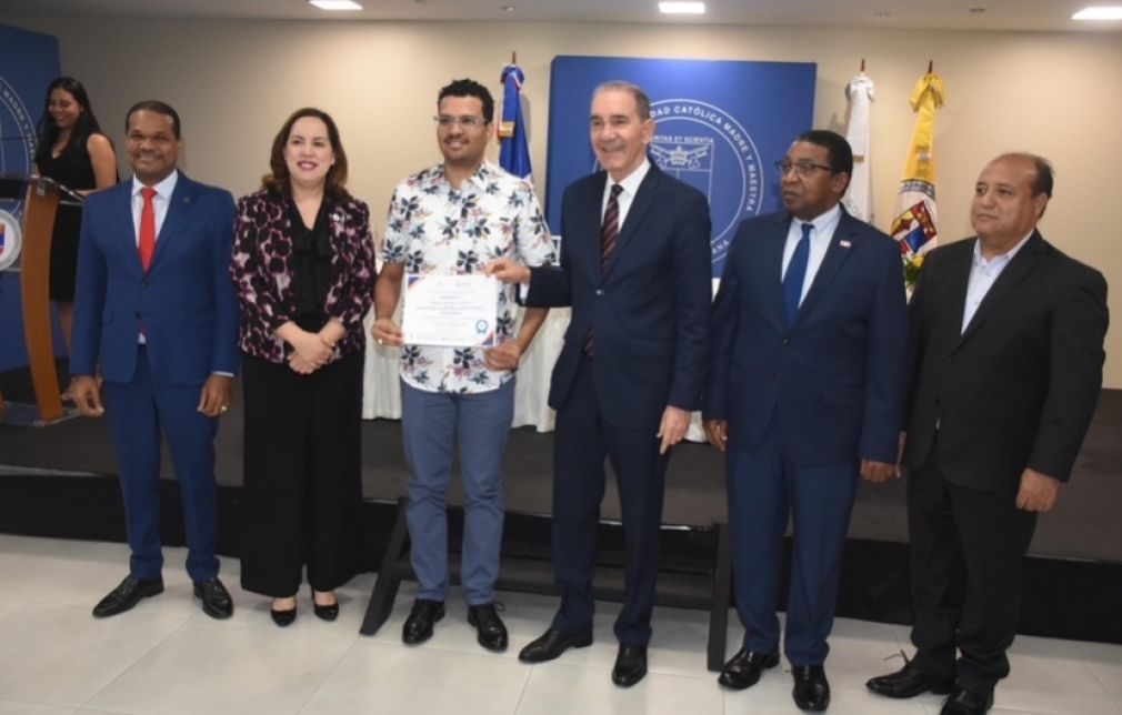 El acto de entrega fue encabezado por el titular del Mescyt, Franklin García Fermín; el viceministro de Ciencia y Tecnología del Ministerio, Genaro Rodríguez; la directora de Investigación e Innovación de la Pontificia Universidad Católica Madre y Maestra (PUCMM), Martha Báez, y el vicerrector de Investigación de la Universidad Autónoma de Santo Domingo (UASD), Radhamés Silverio, y se llevó a cabo en el salón de eventos de la PUCMM.