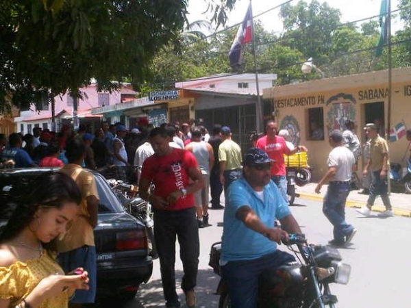 Residentes de Sabana Iglesia protestando por el retiro de la maquinaria de asfaltado.