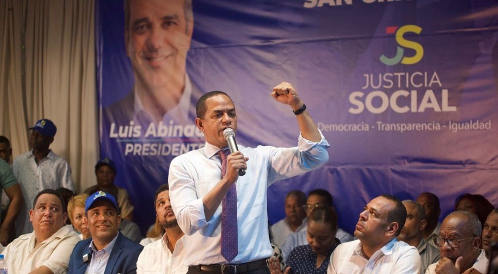 Julio César Valentín, presidente Jutistica Social, durante encuentro con dirigentes.