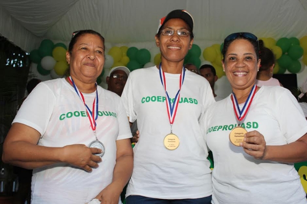 Mujeres ganadoras de medallas en el primer Maratón por la preservación del Medioambiente.