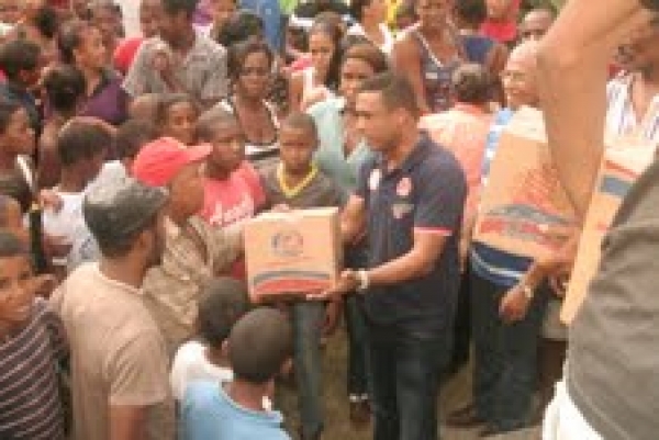 Elvis Rosario reparte cajas navideñas en San Cristóbal