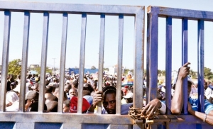La puerta que divide la frontera de los dos paises, permanece cerrada para los nacionales haitianos, que tratran de entrar a teritorio nacional sin documentos