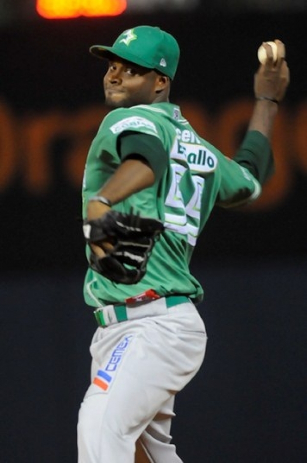 Estrellas barren Leones y suben al primero