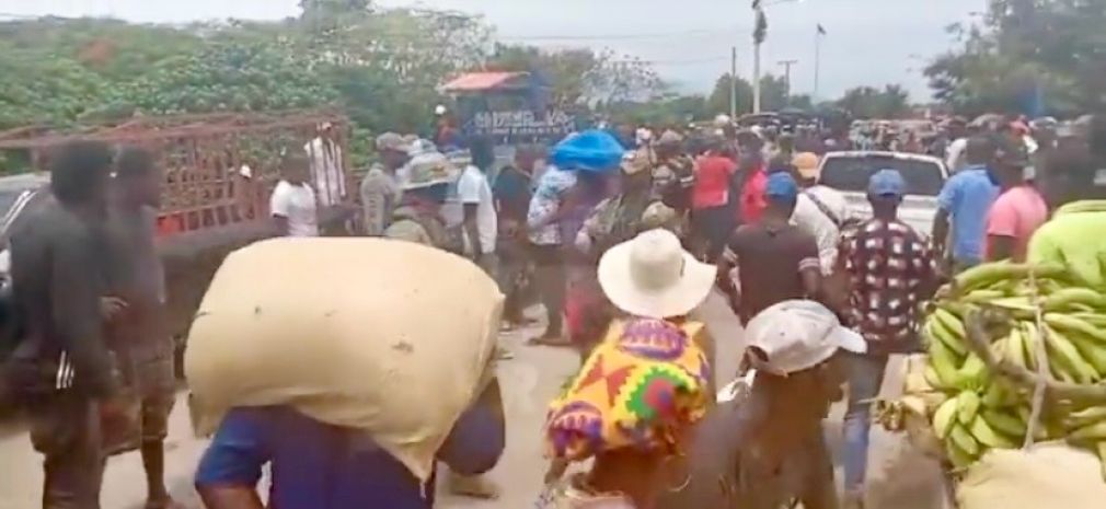 Camioneros haitianos bloquean paso fronterizo entre Juana Méndez y Dajabón.