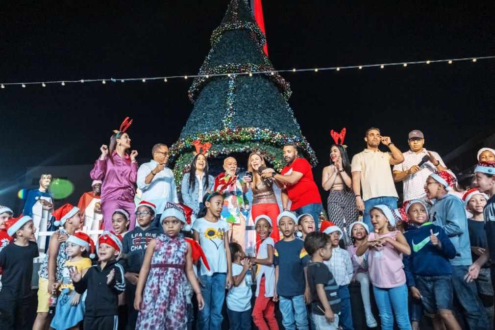 Durante el evento, Carolina Mejía realizó el encendido del árbol de navidad junto a los niños presentes, el comunicador Jochy Santos y todo el equipo de El Mismo Golpe, pasando luego a hacer un recorrido en el Tren de Santa por todo el Pabellón de las Naciones.