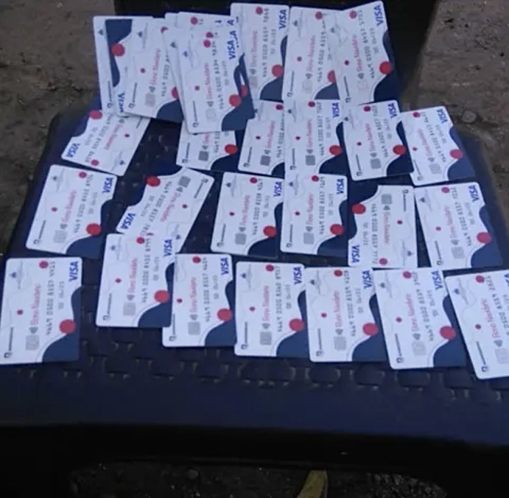 El ciudadano dijo que encontró los plásticos de las tarjetas mientras caminaba por una calle próximo a la Alcaldía de Cotuí.