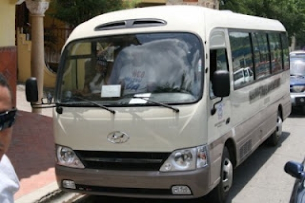 Bus entregado a asociacion estudiantes Cambita San Cristobal.