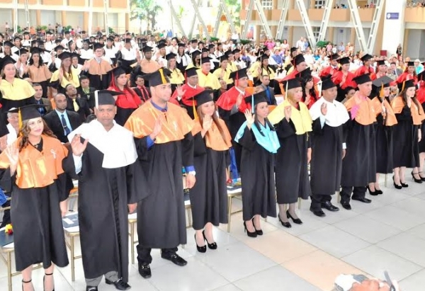 UASD en Mao inviste 219 nuevos profesionales: