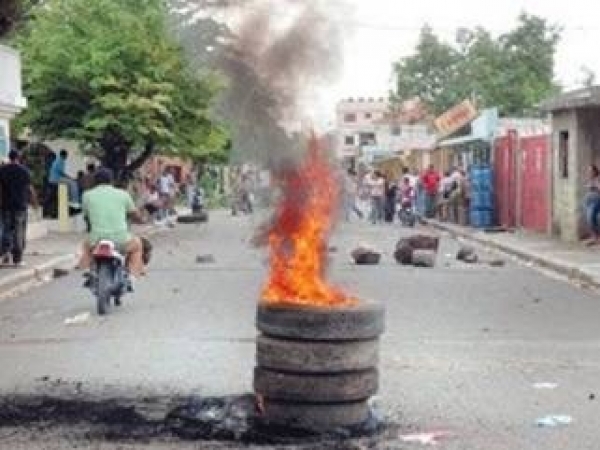 protesta en Barahona, quema gomas