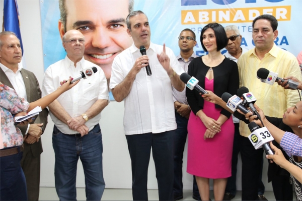 Luis Abinader, candidato a presidente por el Partido Revolucionario Moderno, habla a la prensa en la recepción de saludos de año nuevo en el comando de campaña del PRM.