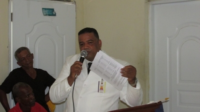 El alcalde distrital del PRM Memo Pérez Aquino, muestra el documento de su rendición cuyas copias entrego a cada uno de los presente en su rendición de cuentas 2014-2015.