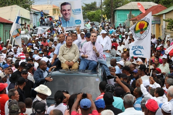 Abinader encabeza marcha en San Juan y arremete contra el Gobierno