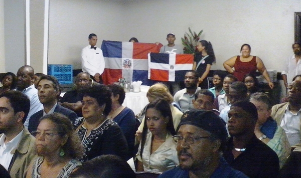 Una de las activictas nacionalistas se tapa la cara con la bandera dominicana en el acto homenaje a Sonia Pierre organizado por el Movimiento de Mujeres Dominico Haitianas en un hotel de Santo Domingo., 