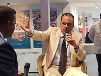 Ramón Ernesto Morales, presidente de Autozama, gesticula en una entrevista que le hizo Danny Alcántara en vivo, después de presentar el libro a sus invitados entre lo que se encontraban clientes y algunos políticos reconocidos de la vida nacional.