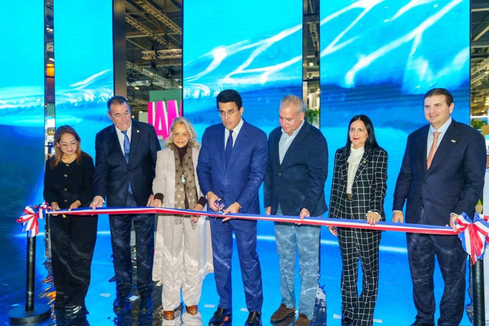 David Collado realiza corte de cinta durante inauguración del evento.