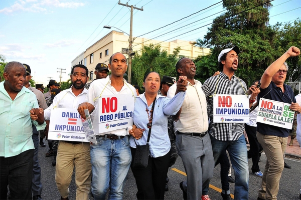 Dirigentes del Colectivo Participación Ciudadana en una de las protestas con cadenas humanas exigiendo el cierre de la Oficina de Ingenieros Supervisores de Obras del Estado, OISOE.