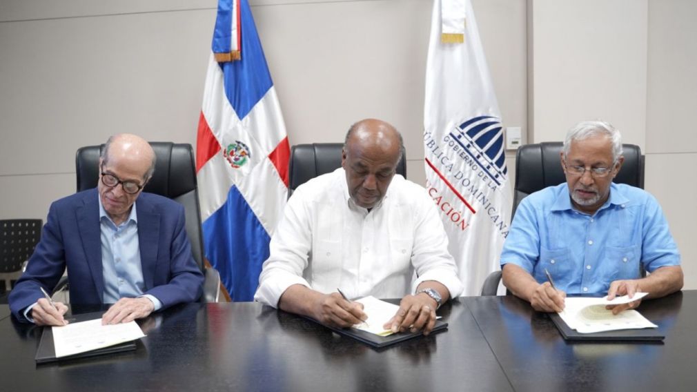 El acuerdo fue firmado por Max Puig, presidente del Consejo Consultivo de Cambio Climático y Mecanismo de Desarrollo Limpio, el ministro de Energía y Minas, Antonio Almonte y el ministro de Educación, Ángel Hernández.
