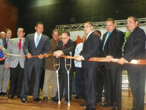Celso Marranzini corta la cinta tricolor para dejar inaugurada Expo Vega Real 2012.