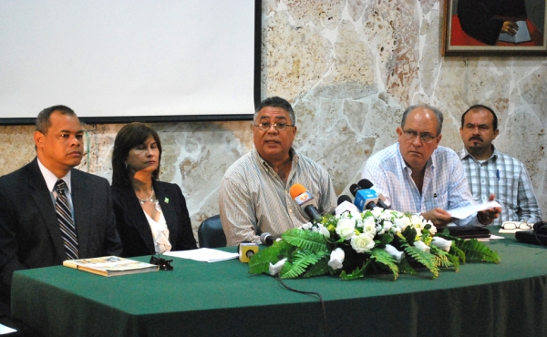 Parte de los directivos del Consejo Económico y Social que dieron la rueda de prensa en el Centro Bonó.