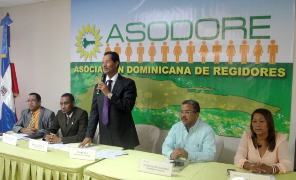 Julián Roa, presidente de ASODORE, se dirige a los directivos de las asociaciones regionales de regidores.