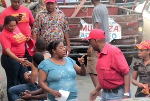 Candidato a Diputado recorre los barrios en busca de apoyo de los munícipes: 