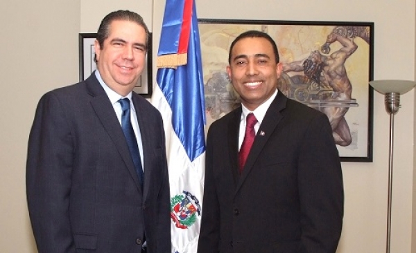 El ministro de Turismo, Francisco Javier García, junto al cónsul Félix Antonio Martínez, durante su visita al Consulado dominicano. 