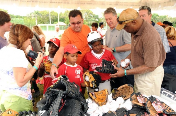 Empresa multinacional dona útiles a ligas infantiles de Verón Punta Cana: 
