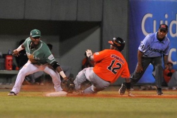 Estrellas vencen Toros; empatan en primer lugar