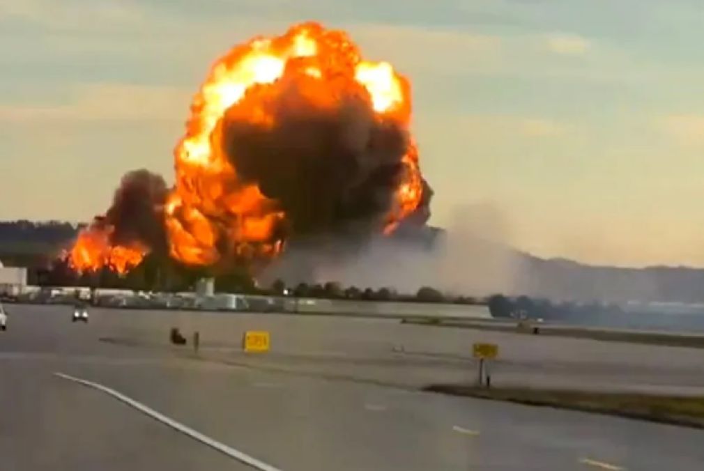 El avión llevaba cientos de galones de combustible lo que habría ocasionado el incendio a gran escala.