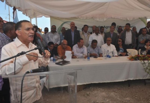 Gobierno entregó 50 viviendas a parceleros de Montecristi