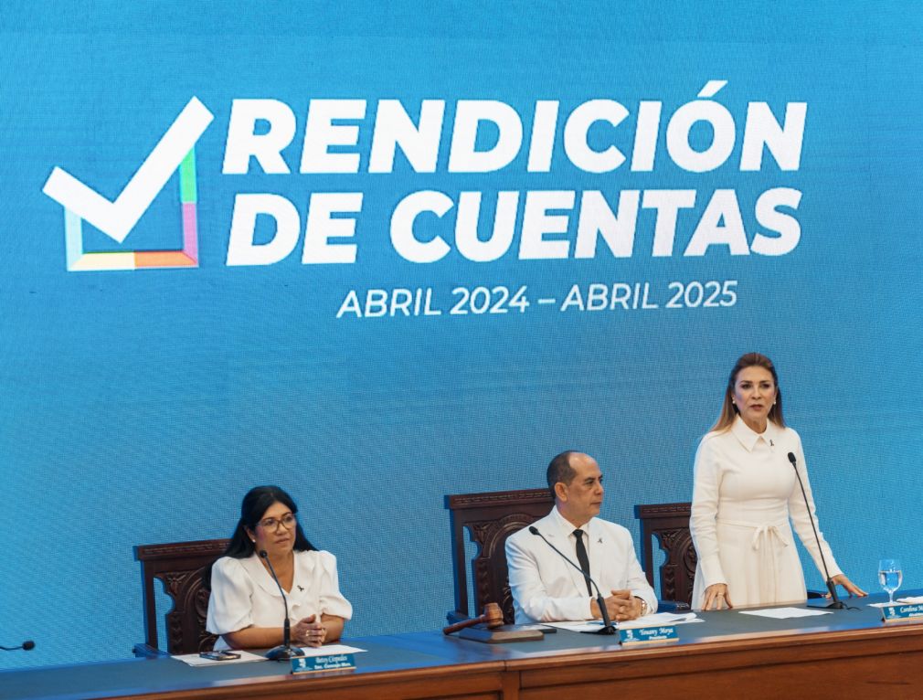 La rendición de cuentas dedicó un minuto de silencio a los fallecidos en el desplome del techo de Jet Set, incluyendo a los colaboradores de la alcaldía Christian Tejeda y Bianka Reyes.