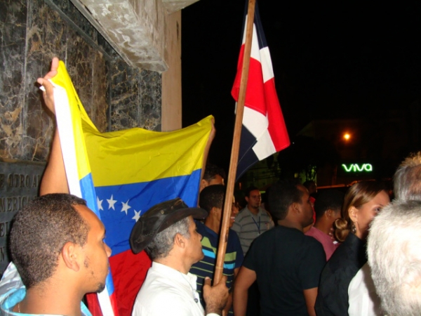 Las banderas de República Dominicana y Venezuela se abrazan entre el gentío que se congregó en la Plaza Bolivar de Santo Domingo de Guzmán.