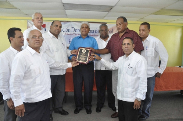 La Federación de Softbol entregó una placa como despedida a Milton Vargas (Guayubín), que por seis años se desempeñó como administrador de sus instalaciones.