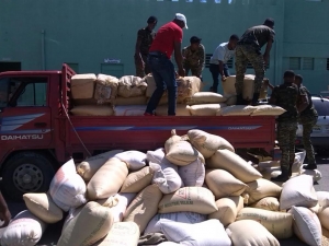 Ejército ocupa en frontera cuantioso contrabando de ajo y bebidas: 