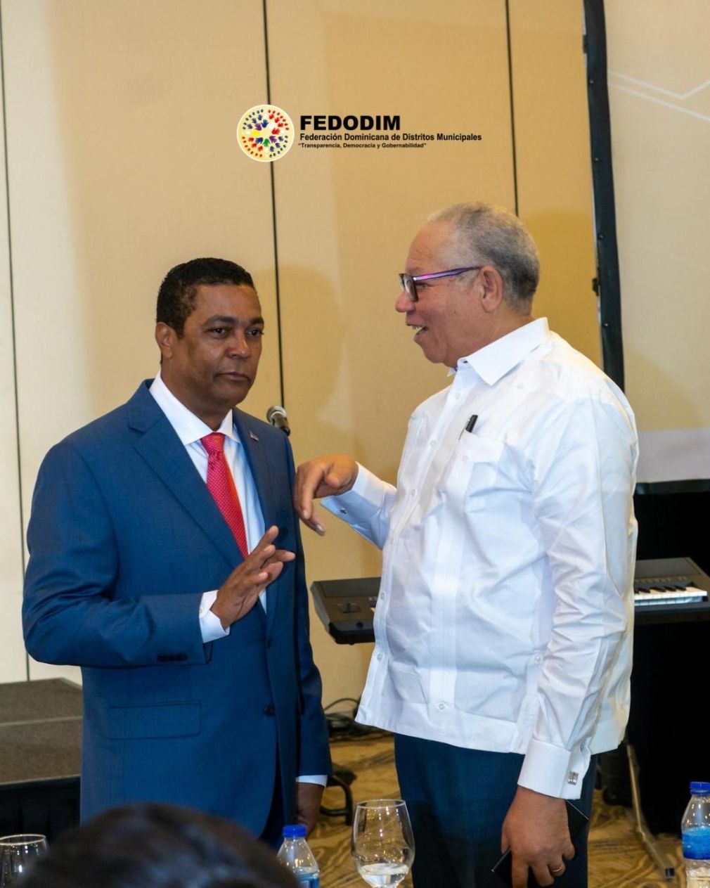 Pedro Richardson felicita a Víctor D' Aza por su reelección como presidente de la LMD.