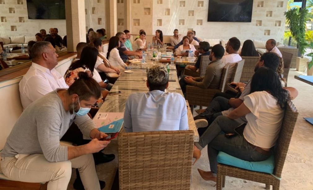 Empresarios de bares y restaurantes de Bávaro Punta Cana se reunieron con autoridades altagracianas y dieron un compás de espera de cuatro días para el restablecimiento de horarios o solucionar la situación.