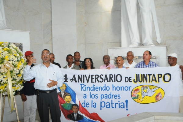 Comunitarios entregan ofrenda floral a los padres de la patria