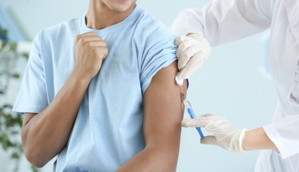 La vacuna contra el VPH es recomendada también para varones y se puede administrar según el esquema de vacunación de cada país.