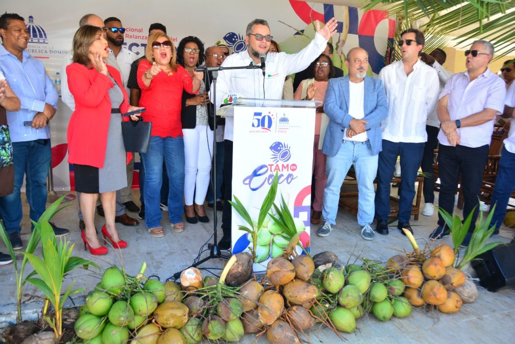 El director del FEDA, Hecmilio Galván, anunció la siembra de plantaciones de coco en el país completo para 2023.