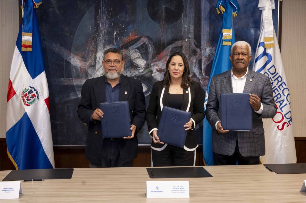 El convenio fue rubricado por Carlos Andújar, director del DGM; Alieska Díaz, vicepresidenta ejecutiva senior Administrativa de Banreservas; y Daniel García Archibald, vicepresidente de Relaciones Públicas de la entidad financiera.