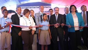 Presidente Danilo Medina reinicia inauguración de aulas; entrega 43 en Santo Domingo Oeste