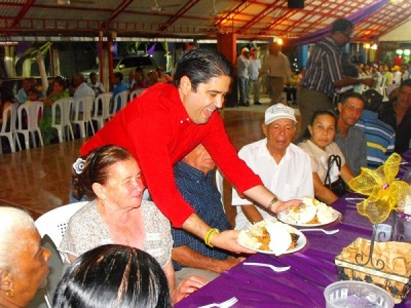Diputado celebra cena a comunicadores Pedernales  