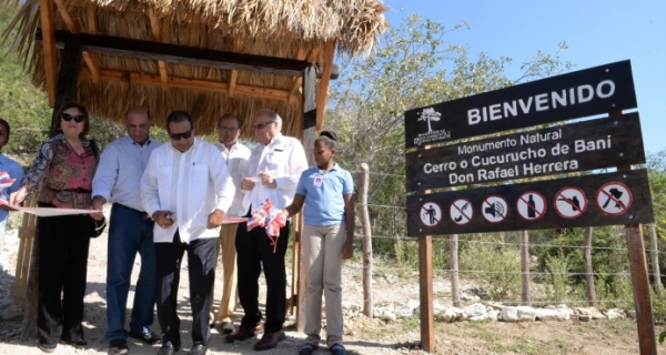 Dedican monumento al periodista Rafael Herrera en Baní:  