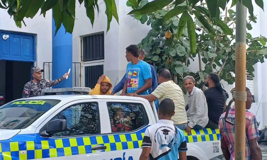 Campesinos detenidos durante protesta en carretera entre Montecristi y Dajabón.